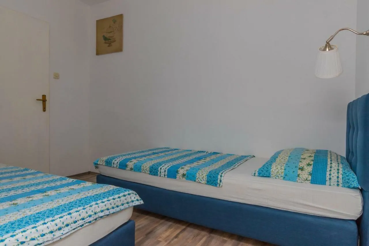 Apartments Maris location